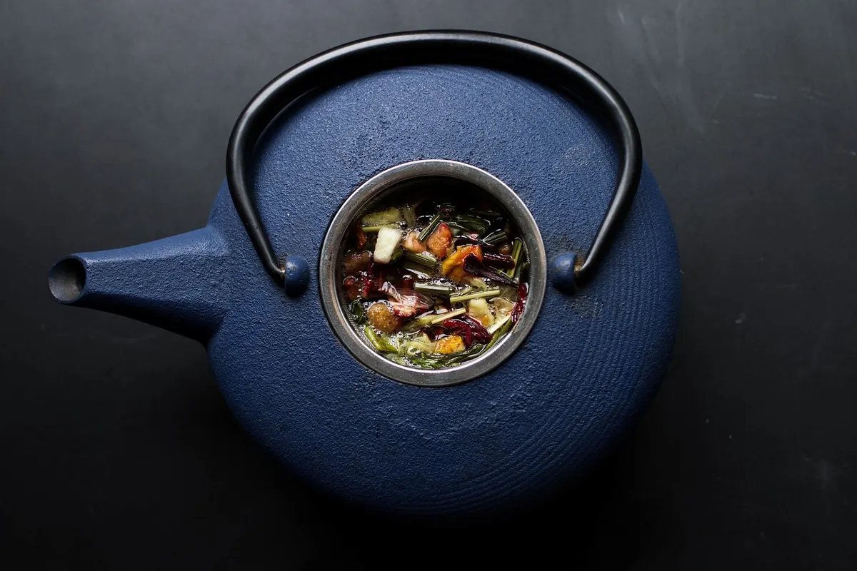 Cast Iron vs. Ceramic Teapots: Heat Retention, Flavor, and Care Compared