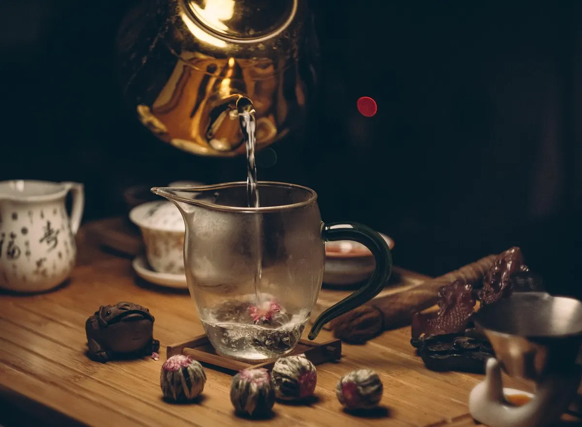 Glass vs. Porcelain Tea Sets: Which Is Better for Everyday and Formal Tea?